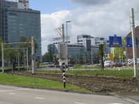 906302 Gezicht op het Westplein te Utrecht, met het tracë van de sneltram Utrecht-Nieuwegein / IJsselstein, waar de ...